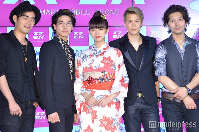 スマモバ記者発表会出席者(左から)Shuki、Yu、池田エライザ、Kenji、Choji(C)モデルプレス