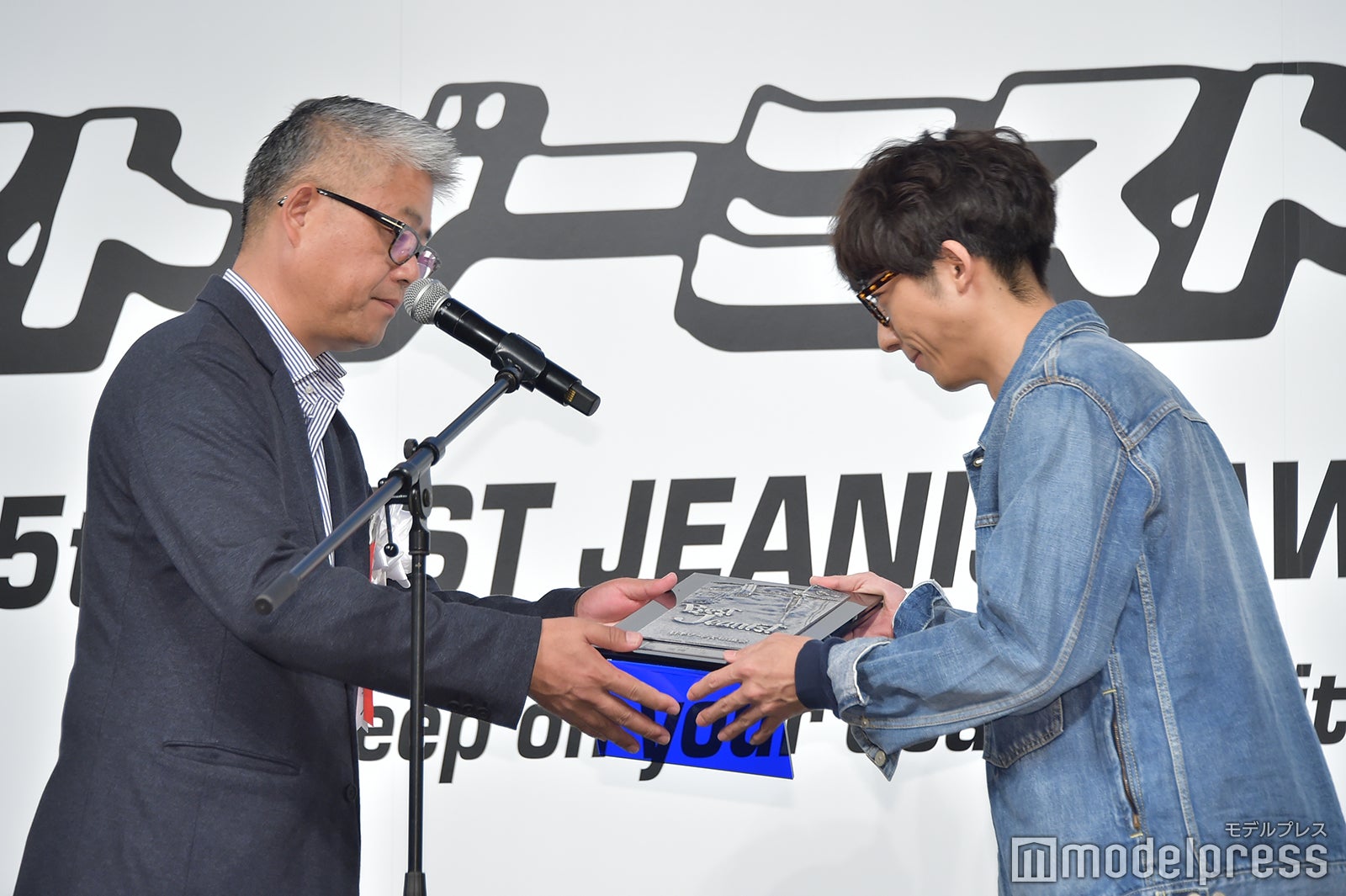 （右）高橋一生（C）モデルプレス