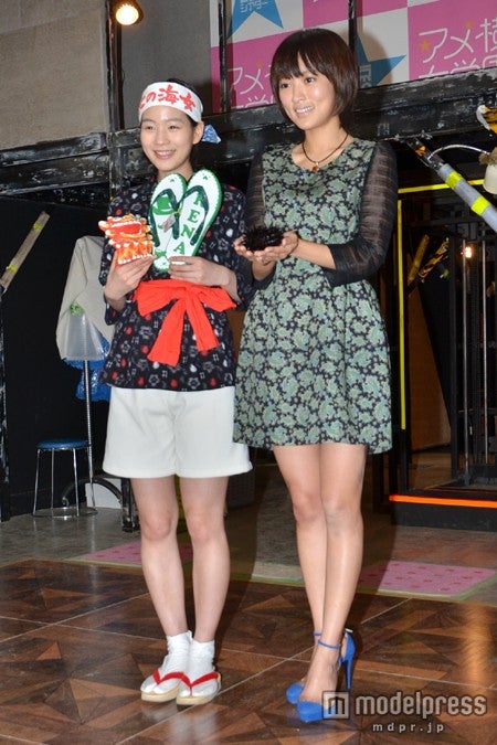 夏菜（右）と能年玲奈（左）