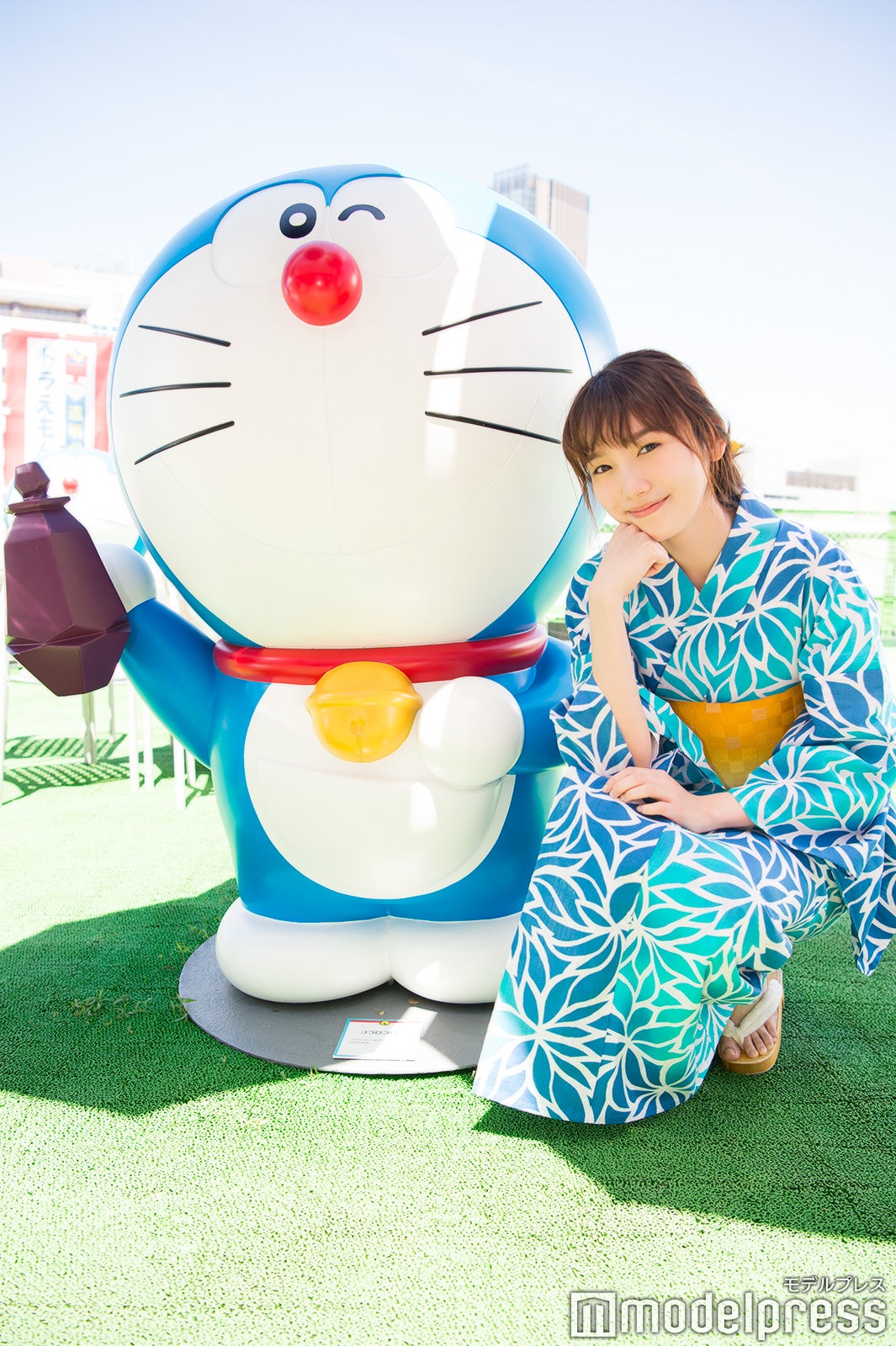 飯豊まりえ、ドラえもんと2ショット（C）モデルプレス