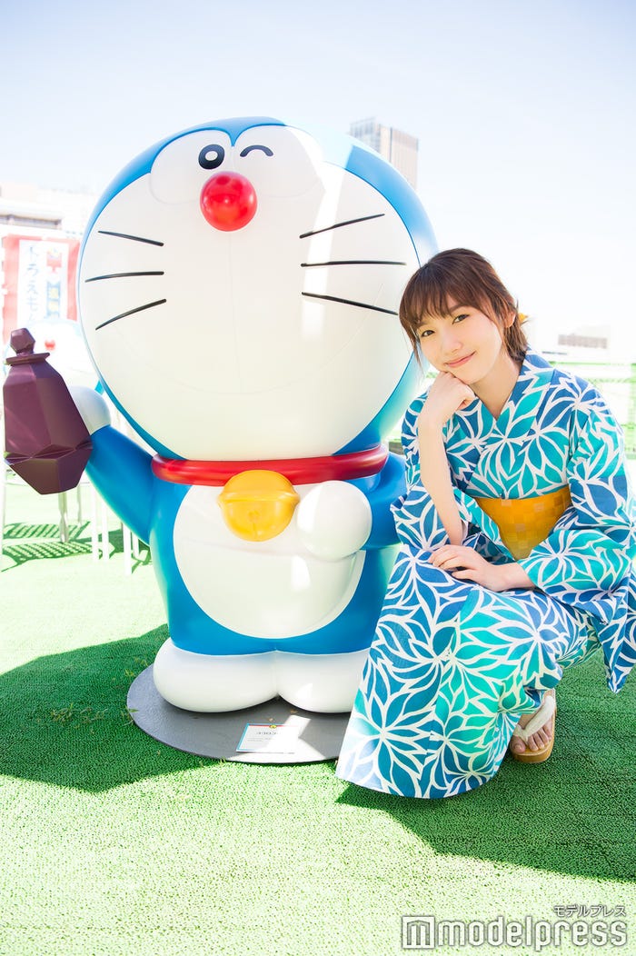 飯豊まりえ、ドラえもんと2ショット(C)モデルプレス