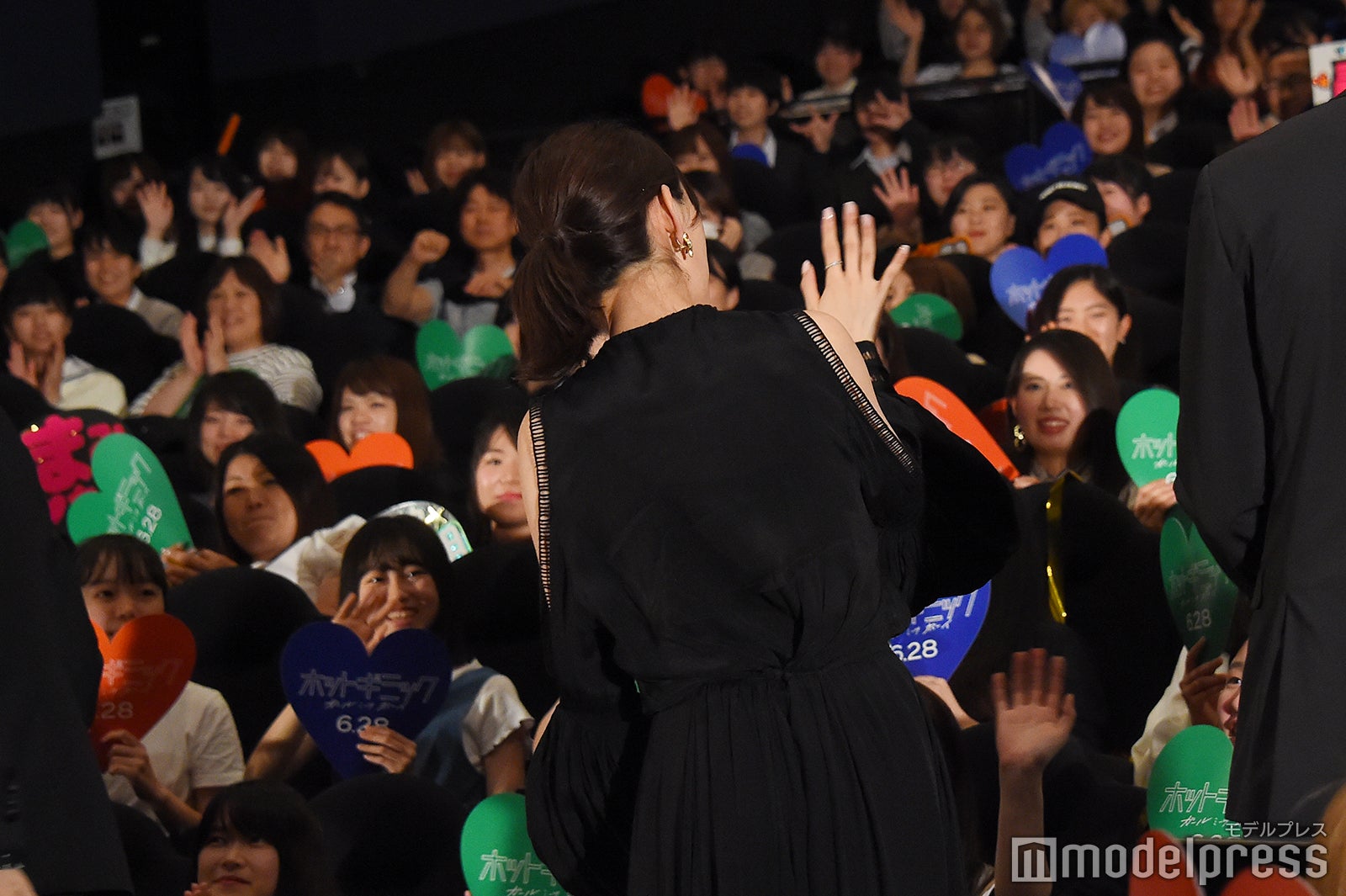 ファンに手を振る堀未央奈 （C）モデルプレス