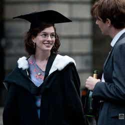 1988年7月15日のエマ(アン・ハサウェイ)/映画「ワン・デイ23年のラブストーリー」/(C)2011 Focus Features LLC. All Rights Reserved.