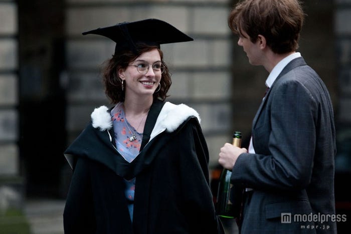 1988年7月15日のエマ(アン・ハサウェイ)/映画「ワン・デイ23年のラブストーリー」/(C)2011 Focus Features LLC. All Rights Reserved.