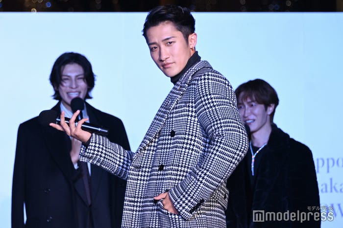 クールなランウェイを披露した岩本照を嬉しそうに見守るラウール、自身のランウェイを控え緊張した様子の渡辺翔太(C)モデルプレス