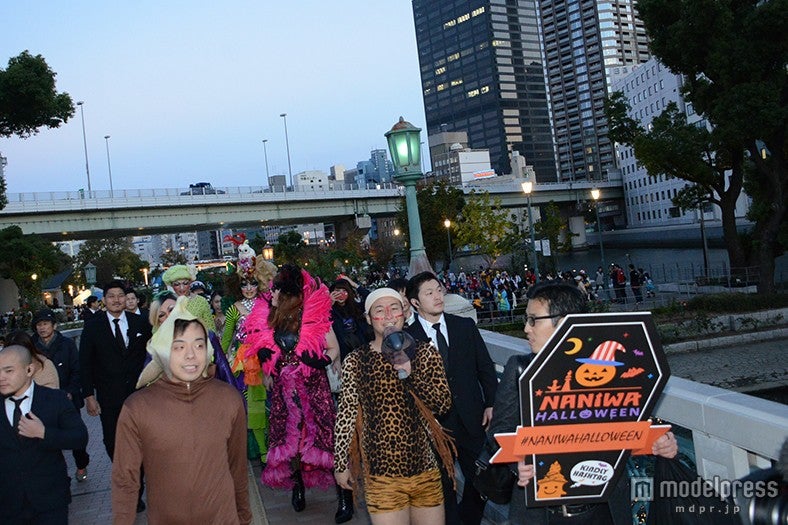 バンビーノ率いる仮装集団