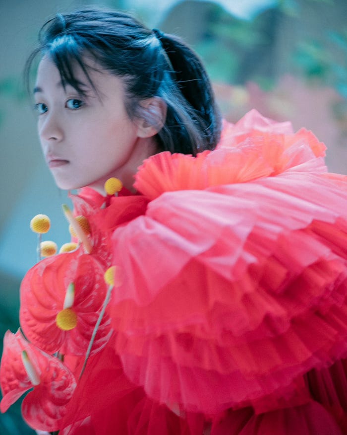 鳴海唯/撮影:林響太郎、衣装:Viviano