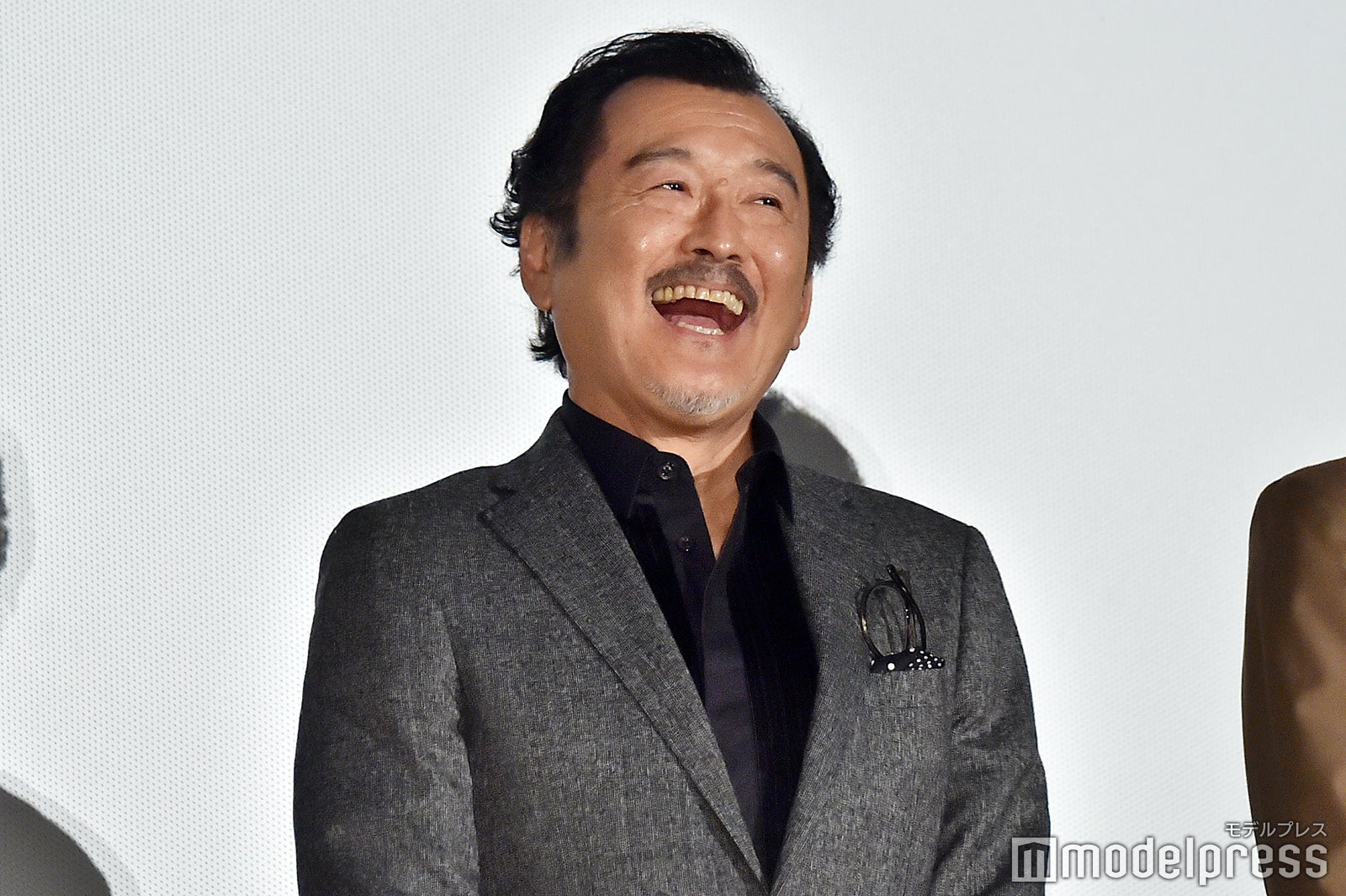 歓声を浴び、笑顔の吉田鋼太郎（C）モデルプレス
