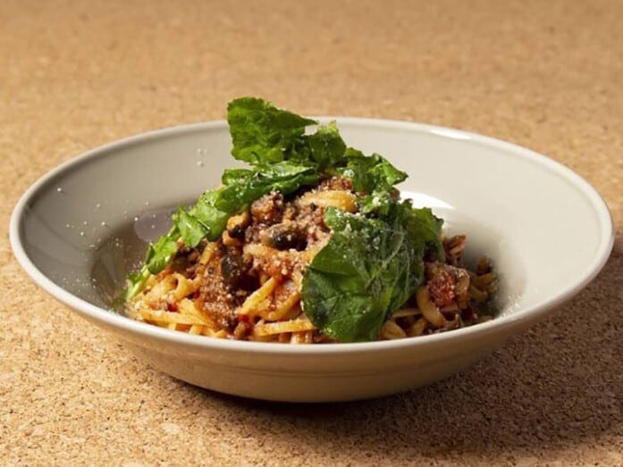 牛肉とキノコの自家製ミートソースパスタ（税込1100円）＋100円でオーガニック玄米パスタに変更可（提供画像）