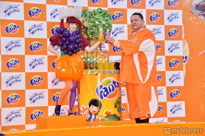 「モットファンタ、モットアソ部 ファンタエアホッケー部 結成イベント」に登場した（写真左から）きゃりーぱみゅぱみゅ、曙太郎