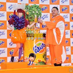 「モットファンタ、モットアソ部 ファンタエアホッケー部 結成イベント」に登場した(写真左から)きゃりーぱみゅぱみゅ、曙太郎