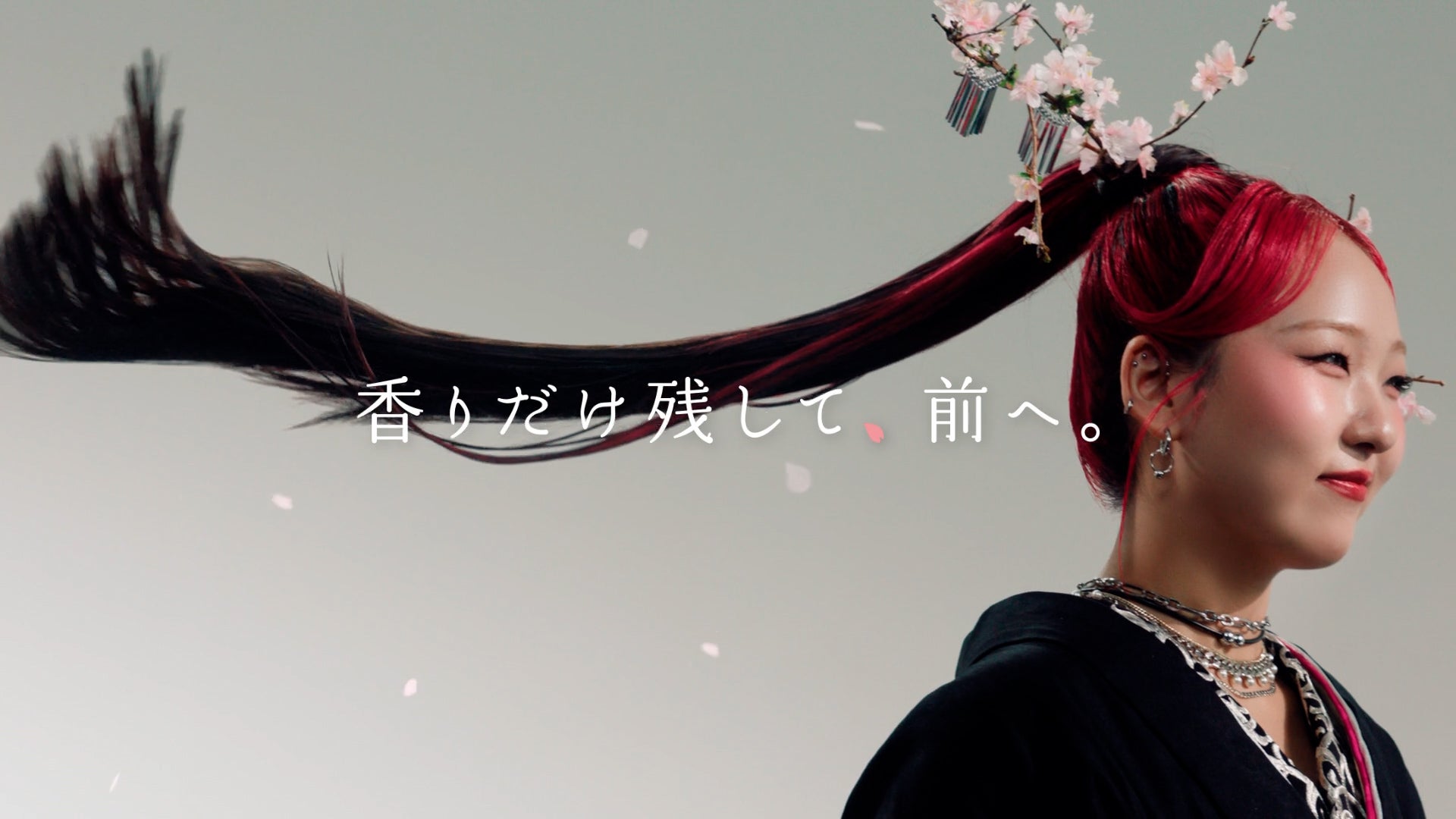 CHIKA／いち髪 新CM「香りだけ残して、前へ。」篇（提供写真）