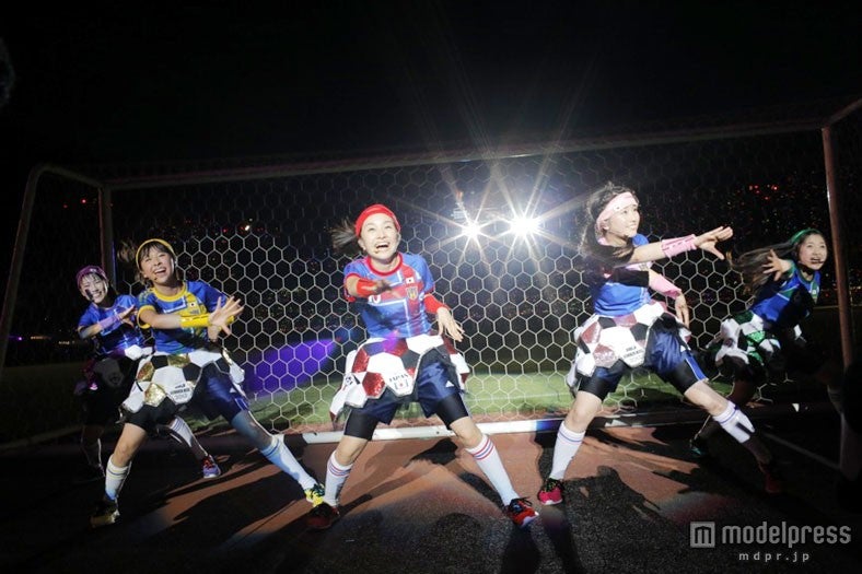 日産スタジアムの芝生を活かし、サッカーとライブを融合する演出が圧巻だった。（Photo by 上飯坂一+Z）