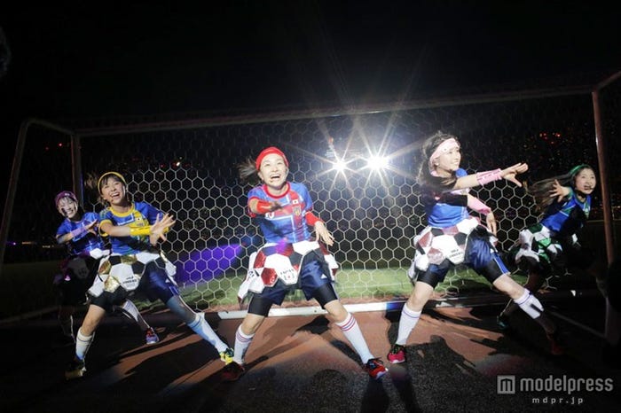 日産スタジアムの芝生を活かし、サッカーとライブを融合する演出が圧巻だった。(Photo by 上飯坂一+Z)