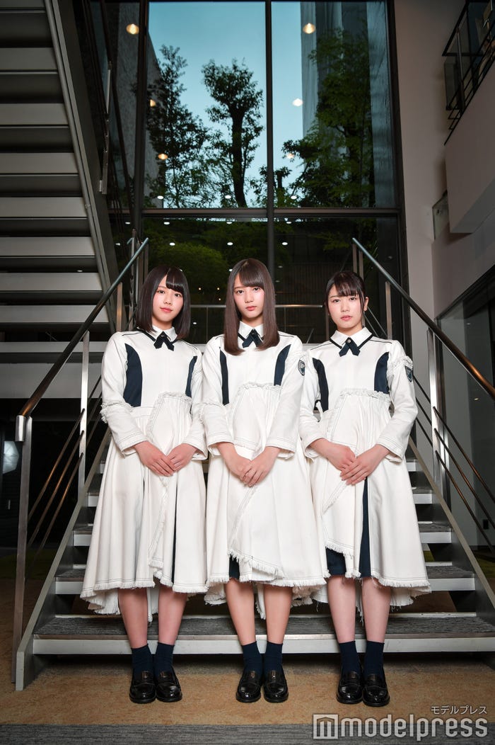 左から:渡邉美穂、小坂菜緒、丹生明里(C)モデルプレス
