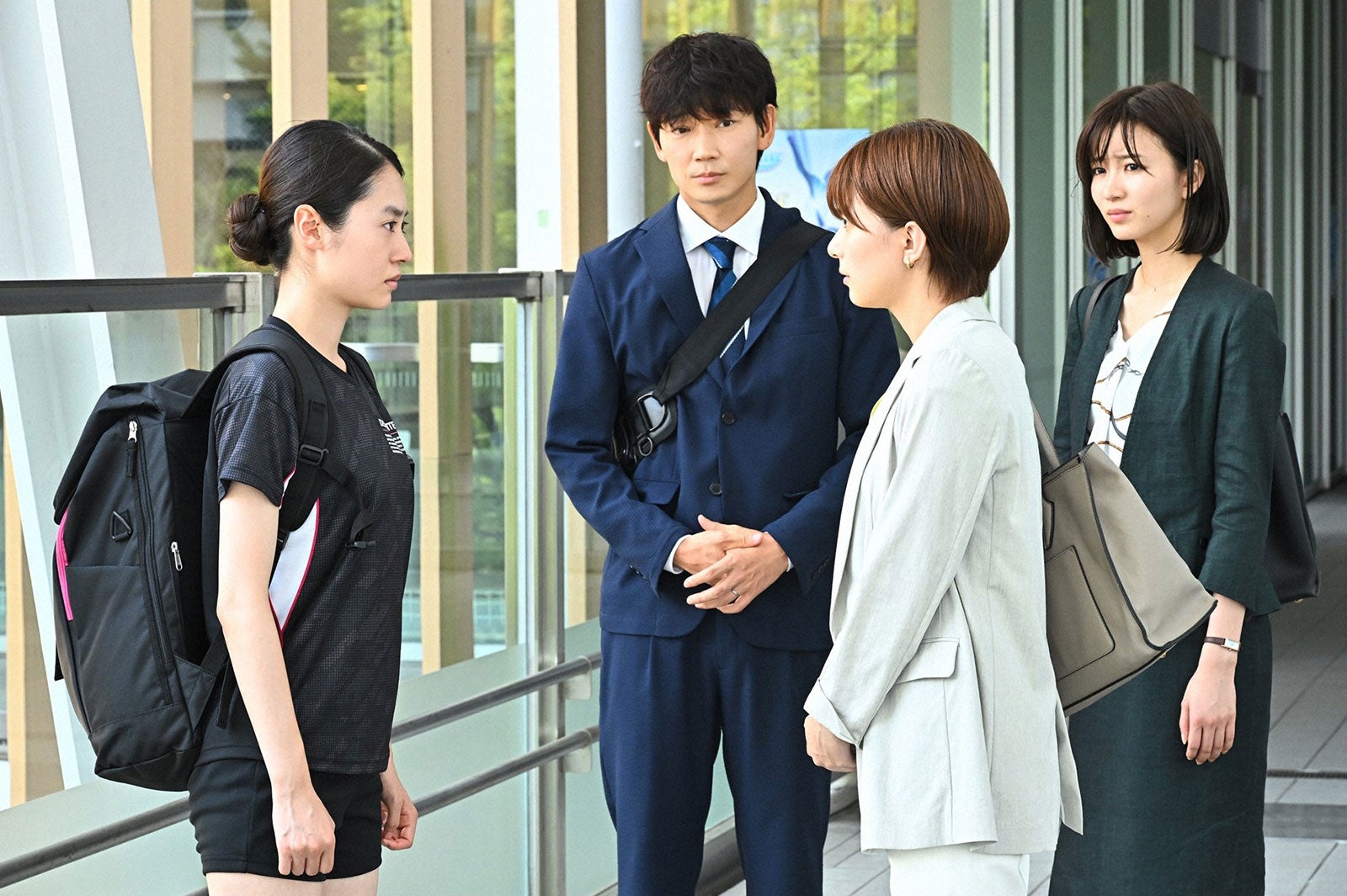 （左から）田辺桃子、綾野剛、芳根京子、岡崎紗絵／「オールドルーキー」第8話より（C）TBS