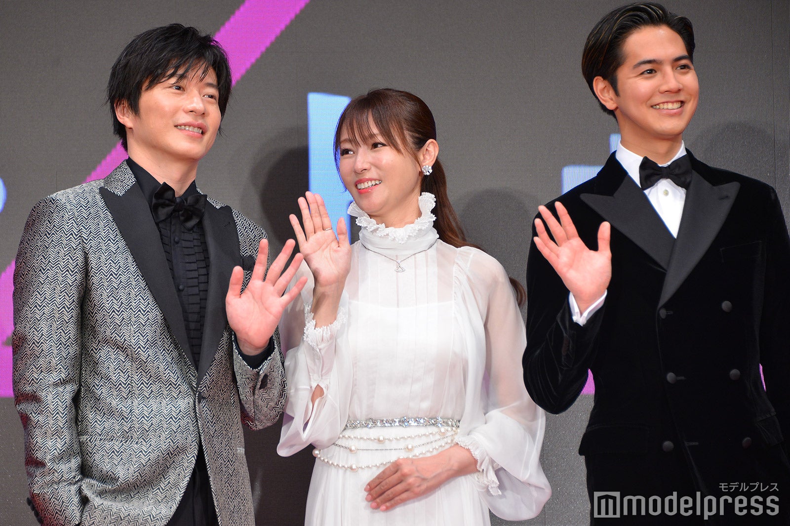 田中圭と談笑する深田恭子、片寄涼太（C）モデルプレス