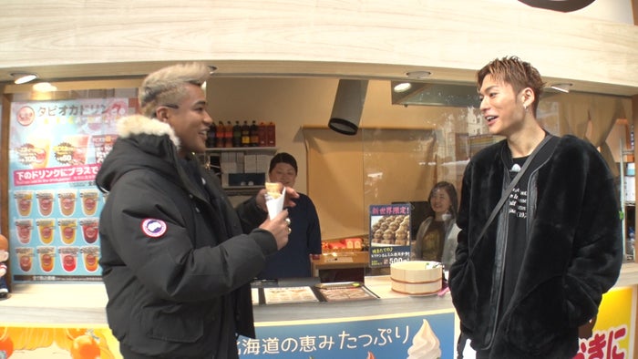 Exile Shokichi Crazyboy Elly がコーデ対決 大阪でぶらり散歩 モデルプレス Exile Shokichi Crazyboy Elly がコーデ対決 大阪でぶらり散歩 モデルプレス