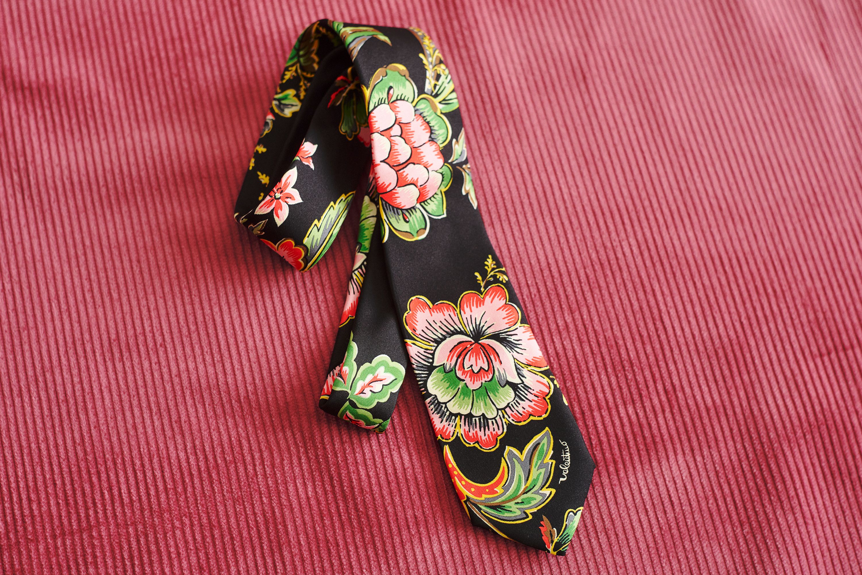 ロマンティシズムに鋭さを添えるヴァレンティノ ガラヴァーニ──2025年の秋冬スタイルを小物でアップデートする