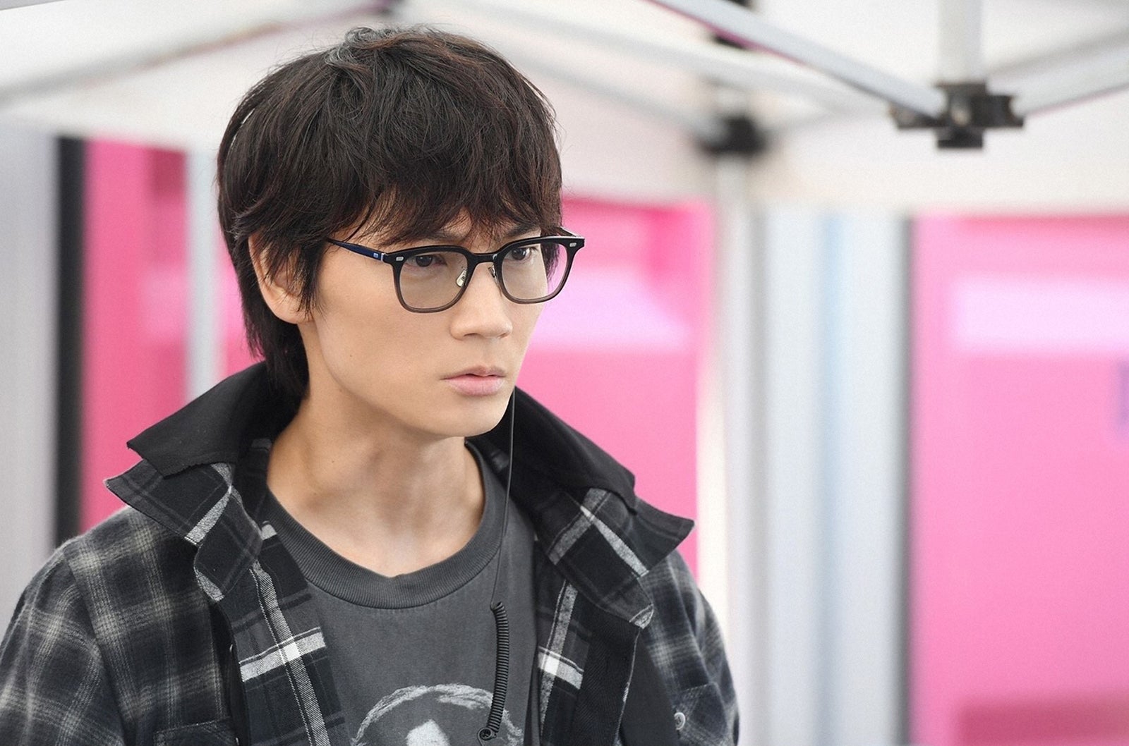 Miu 綾野 剛 綾野剛 星野源のアドリブ炸裂 Miu404 P明かす撮影秘話 感じたままに Amp Petmd Com