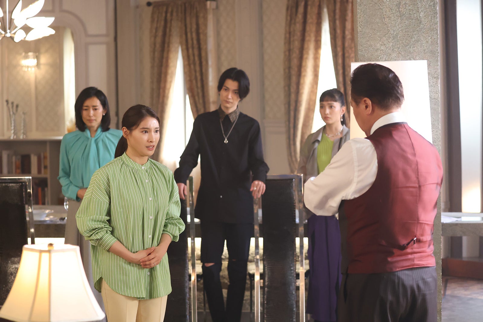 木村多江、土屋太鳳、渡邊圭祐、松本妃代、石橋凌／「やんごとなき一族」第2話より（C）フジテレビ