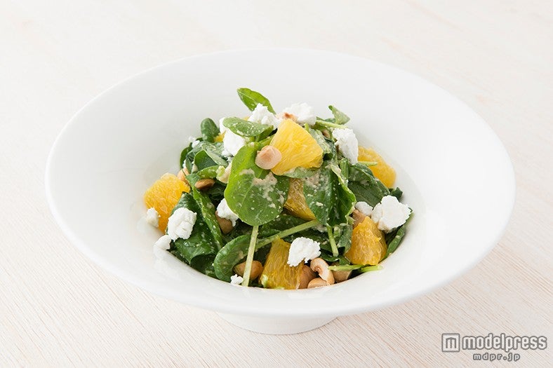 ターサイ、ほうれん草、オレンジのサラダ／画像提供：WDI