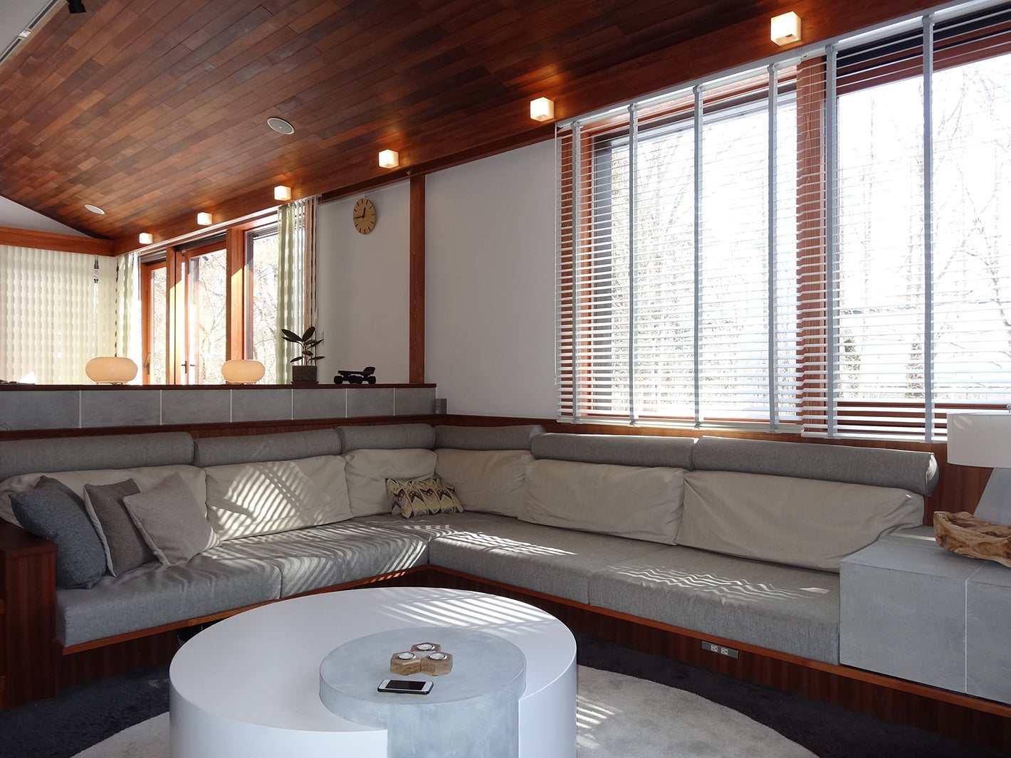 リビング「TERRACE HOUSE OPENING NEW DOORS」（C）フジテレビ／イースト・エンタテインメント