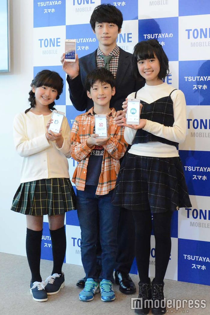 坂口健太郎と子どもたち (C)モデルプレス