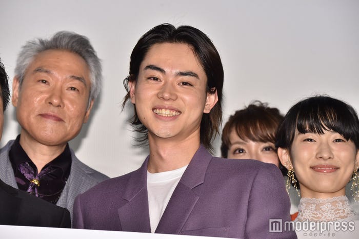 完成披露上映会舞台あいさつに出席したモロ師岡、菅田将暉、木下あかり (C)モデルプレス