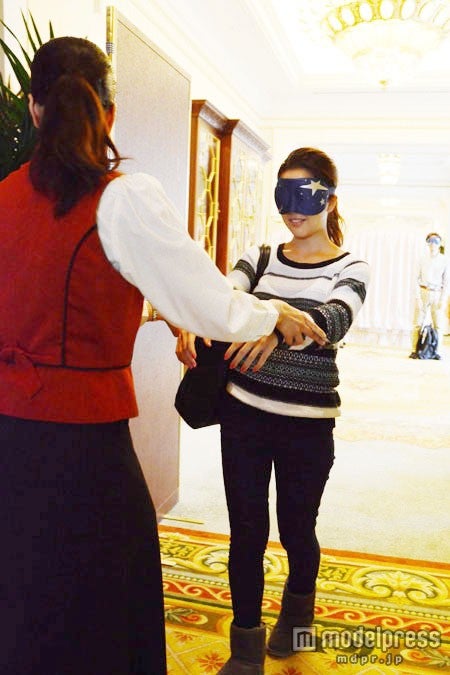 キャストに手を引かれて席まで案内されます。／「ディズニー・ダイニング・ウィズ・ザ・センス」