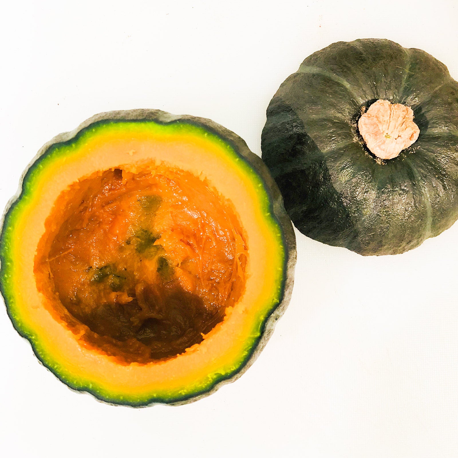 手順4：かぼちゃの1/4くらいの上部を切りフタを作る／画像提供：柏原歩