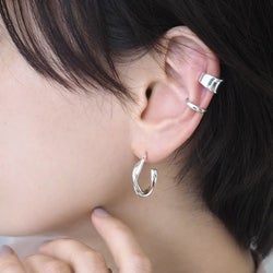 《イヤーカフの付け方》の正解はこれ!種類別に落ちない&痛くない付け方のコツを伝授♡