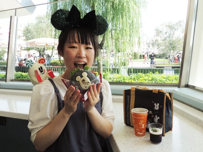 「スウィートハート・カフェ」のスペシャルセット スーベニアランチケース付き2370円は、ハロウィーンカラーのサンドとグレープゼリー、ドリンク付きです