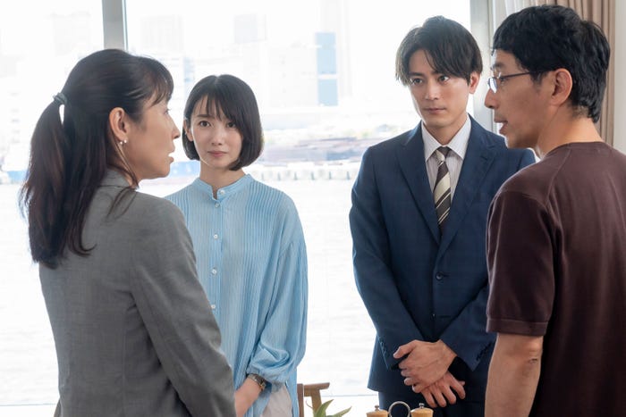 (左から)水野美紀、波瑠、間宮祥太朗、野間口徹/「魔法のリノベ」第2話より(C)カンテレ