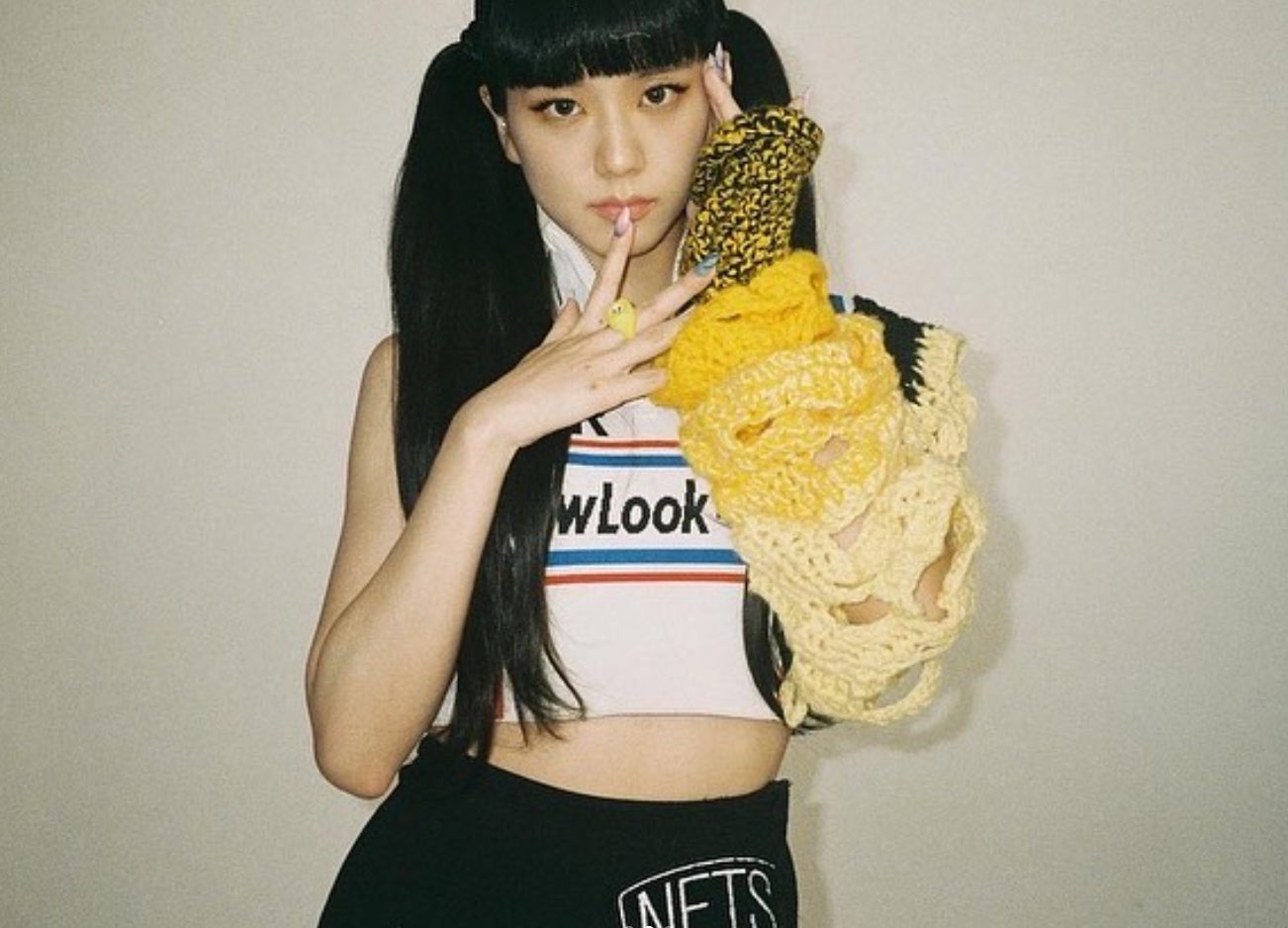 BLACKPINKジス、ぱっつん前髪＆ツインテール姿に反響「お人形みたい」