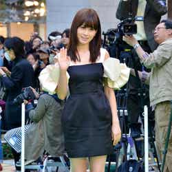黒のミニドレスでグリーンカーペットをウォーキングした前田敦子