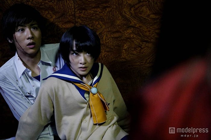 池岡亮介と生駒里奈(C)「映画コープスパーティー」製作委員会