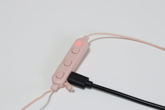 オーロラカラーワイヤレスイヤホン（BT007、ルミナスピンク）　充電