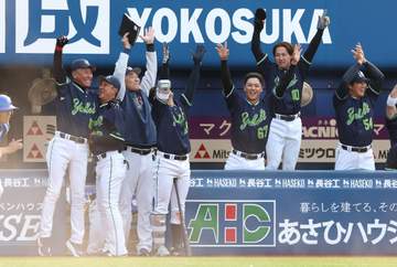 ヤクルトが終盤に逆転 サンタナが走者一掃の適時二塁打 声枯らした池山監督は大興奮 DeNA・石田裕に七回まで散発3安打も