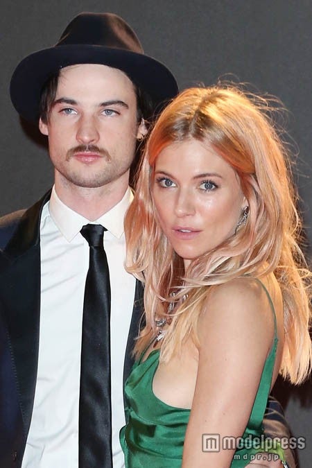 シエナ・ミラー、パートナーと破局!?