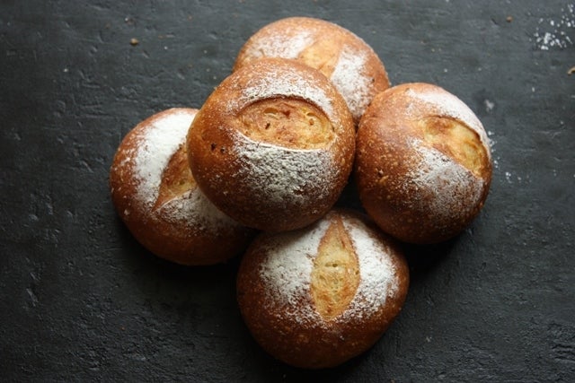 カレーテイストのパンやお惣菜の並ぶ「カレーパンマルシェ」／画像提供：横浜市