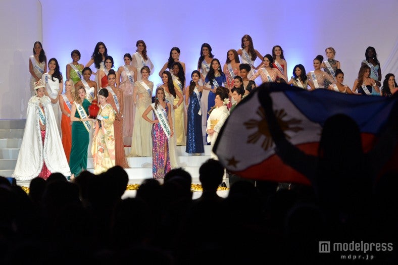 ベア・ローズ・サンチャゴさん（フィリピン代表）のグランプリに、フィリピン国旗を掲げる観客