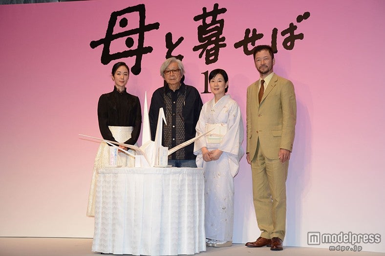 （左から）黒木華、山田洋次監督、吉永小百合、浅野忠信