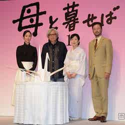 （左から）黒木華、山田洋次監督、吉永小百合、浅野忠信