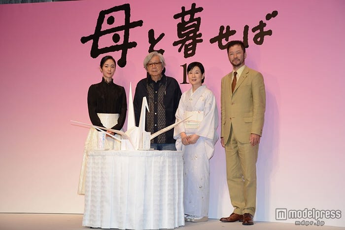 (左から)黒木華、山田洋次監督、吉永小百合、浅野忠信