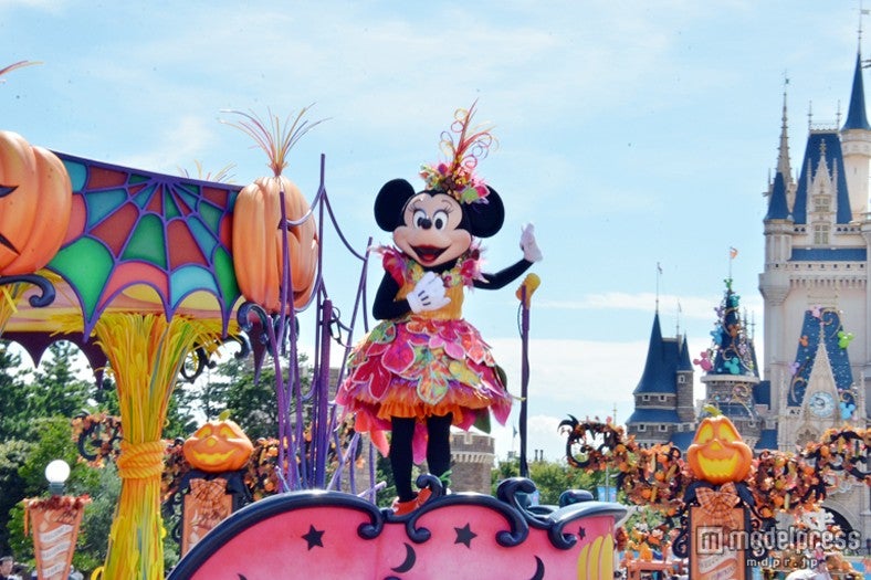 東京ディズニーランド新パレード「ハッピーハロウィーンハーべスト」／「元気いっぱいのパンプキンガールが踊っているレビューシアター」