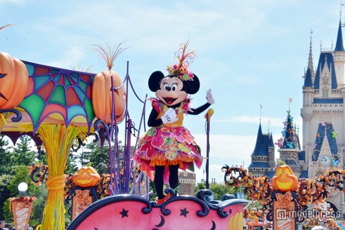 東京ディズニーランド新パレード「ハッピーハロウィーンハーべスト」/「元気いっぱいのパンプキンガールが踊っているレビューシアター」