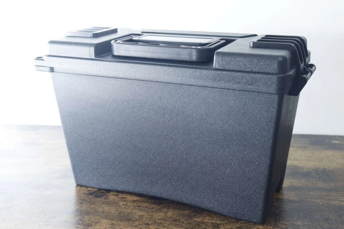 黒い防滴工具箱が木目調のテーブルに置かれている
