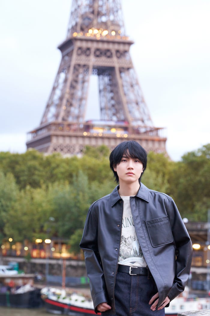 パリの象徴とも言えるエッフェル塔前で/桜田通3rd写真集『33』(2025年3月3日発売/ナンバーセブン)より(提供画像)