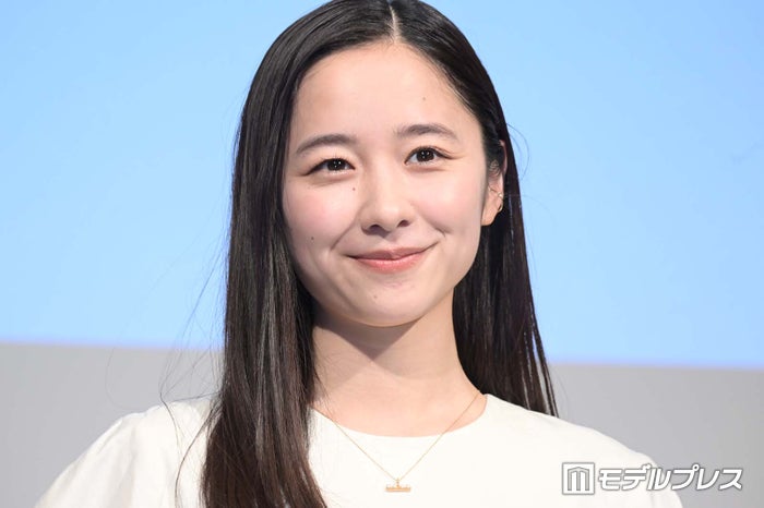 堀田真由、美肩際立つボリューム黒ドレス姿公開「華奢な肩憧れる」「上品な雰囲気で素敵」と絶賛の声